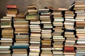 10. Sınıf Yardımcı Kitaplar Nasıl Olmalı? o-stack-of-books-facebook